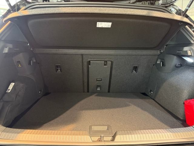 Volkswagen Golf 1.5 eTSI DSG Golf VIII R-Line