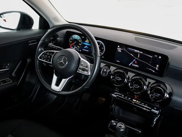 Mercedes-Benz A 180 / NAVI / RÜCKFAHRKAMERA / SITZHEIZUNG