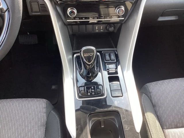 Mitsubishi Eclipse Cross Basis 2.4  Automatik TEMP KAM SHZ