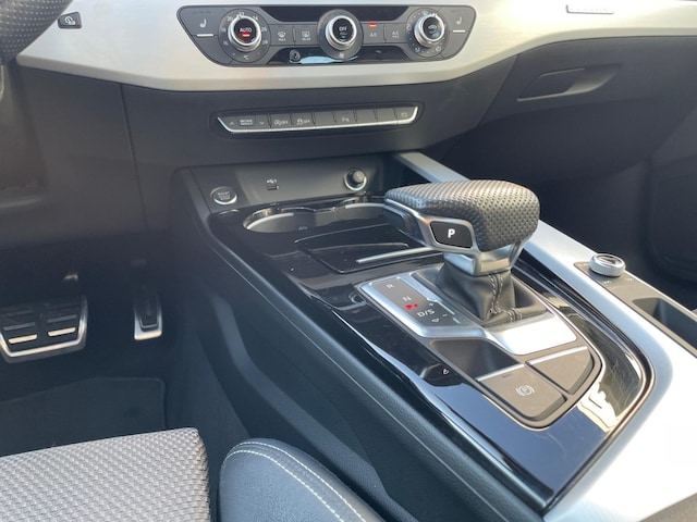 Audi A4 40 TFSI Quattro S-Line S-Tronic Sedan