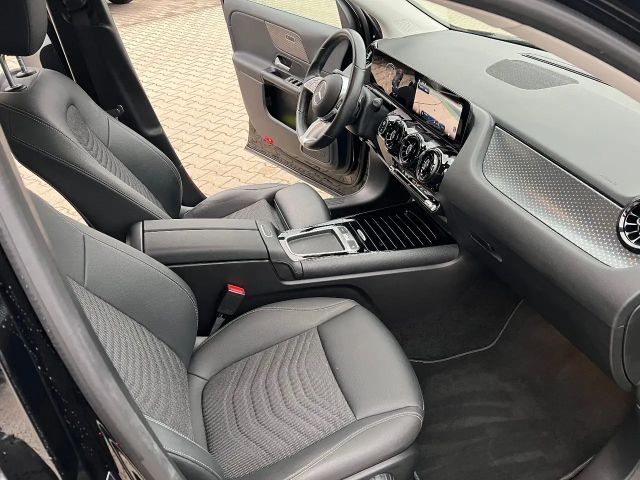 Mercedes-Benz GLA 180 *LED Navi Kamera Sitzh. DAB Leder*