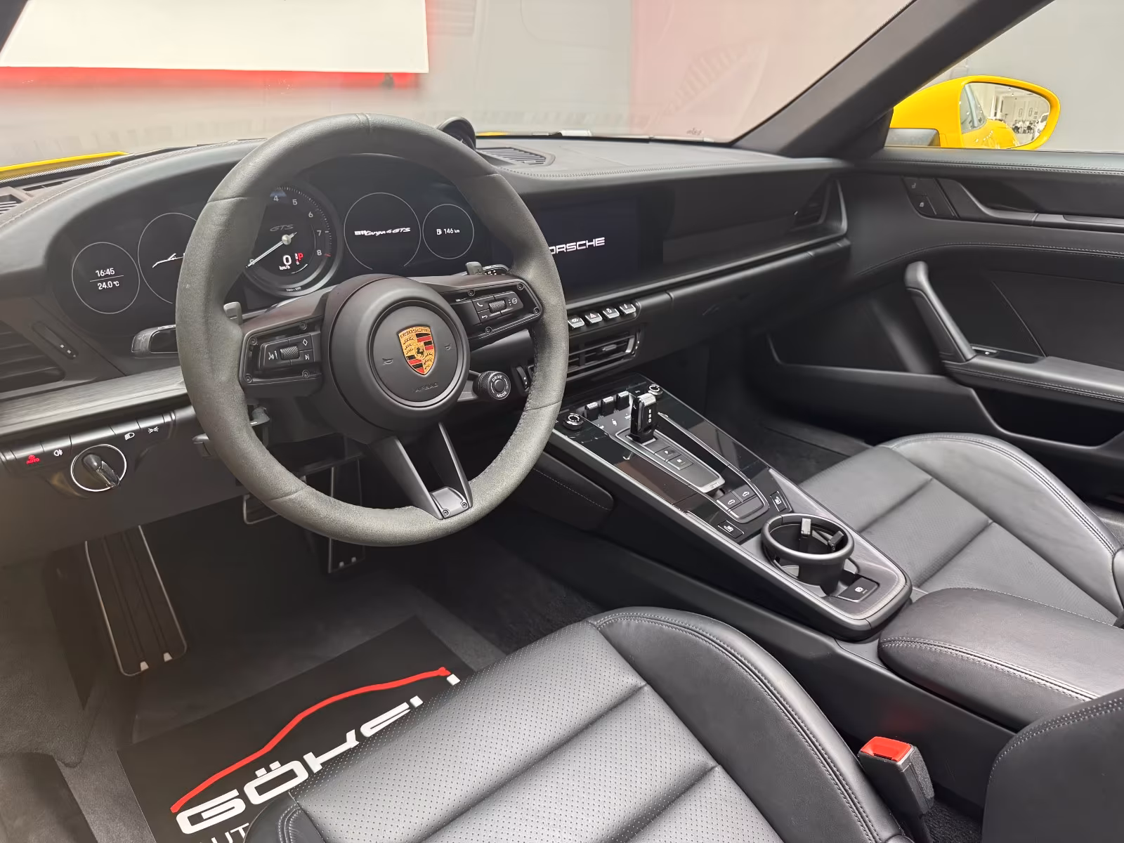 Porsche 911 4 Cabriolet GTS Targa