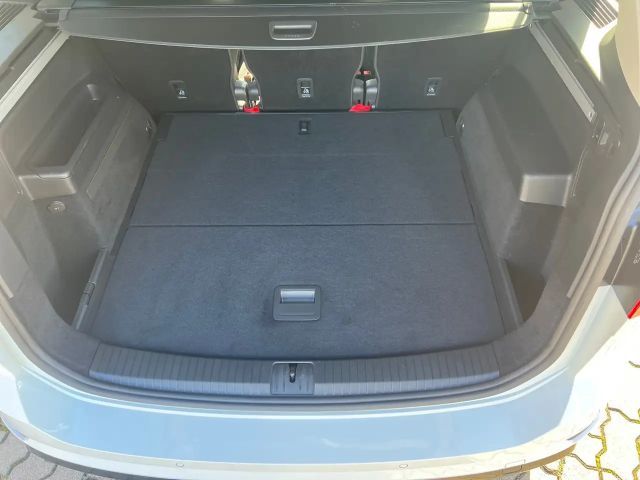 Volkswagen Touran 1.5 TSI R-Line Style