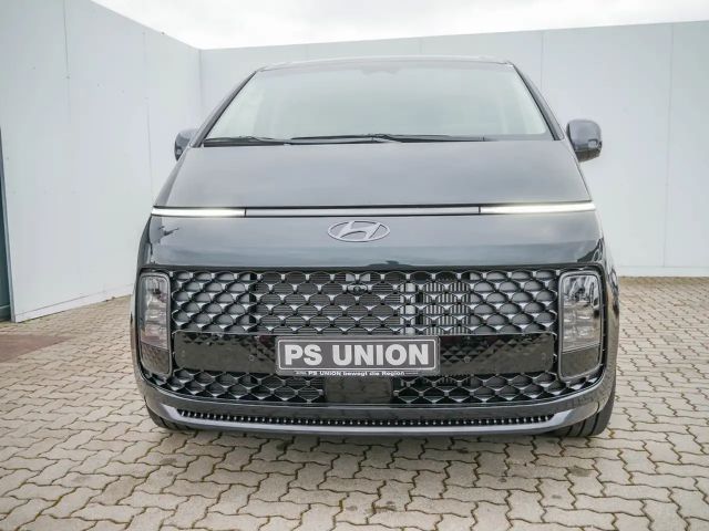 Hyundai Staria Signature