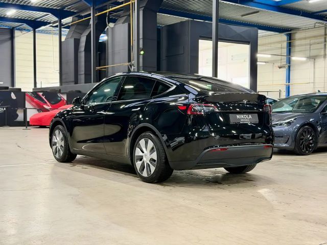 Tesla Model Y REAR WHEEL DRIVE - FULL BLACK - AUTOPILOT ACTIVE