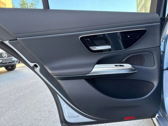 Mercedes-Benz E 200 4MATIC Sedan