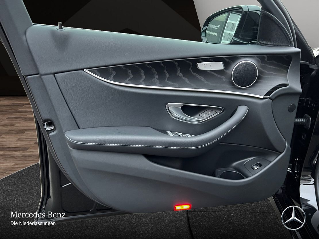 Mercedes-Benz E 200 4MATIC Sedan