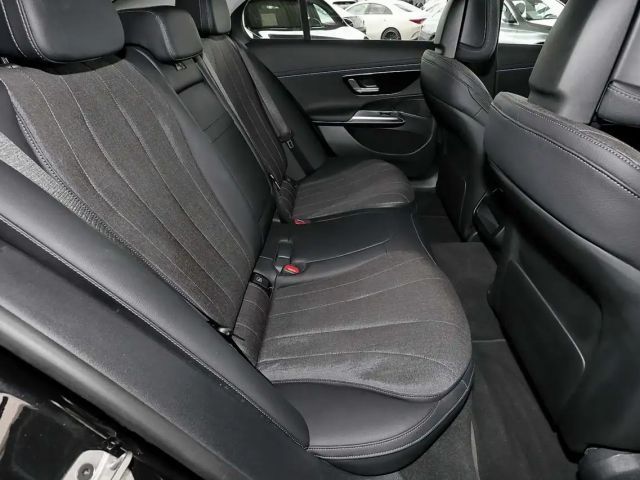 Mercedes-Benz E 200 Sedan