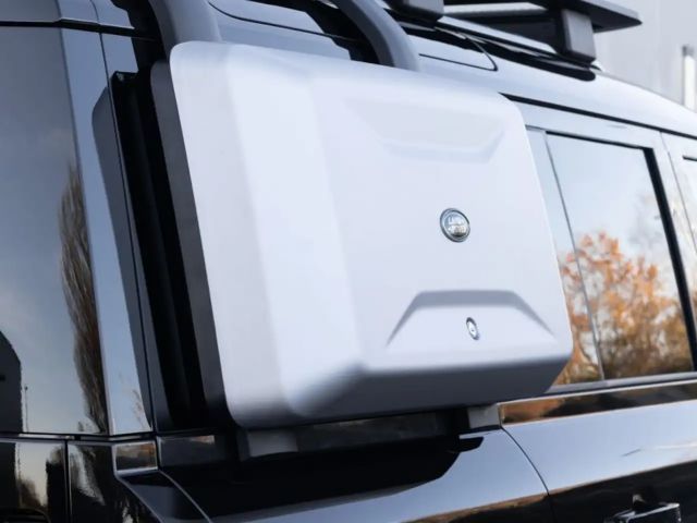 Land Rover Defender 110 D300 Dynamic SE