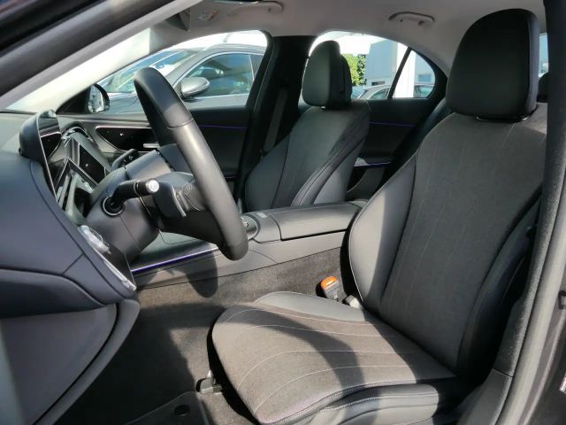 Mercedes-Benz E 200 AVANTGARDE Sedan