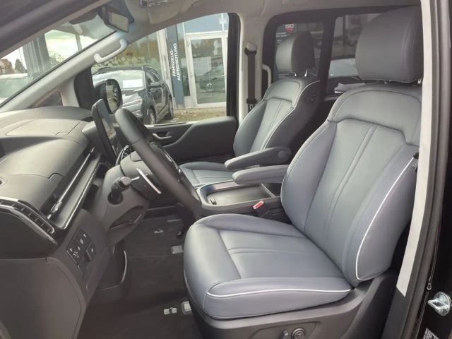 Hyundai Staria Signature