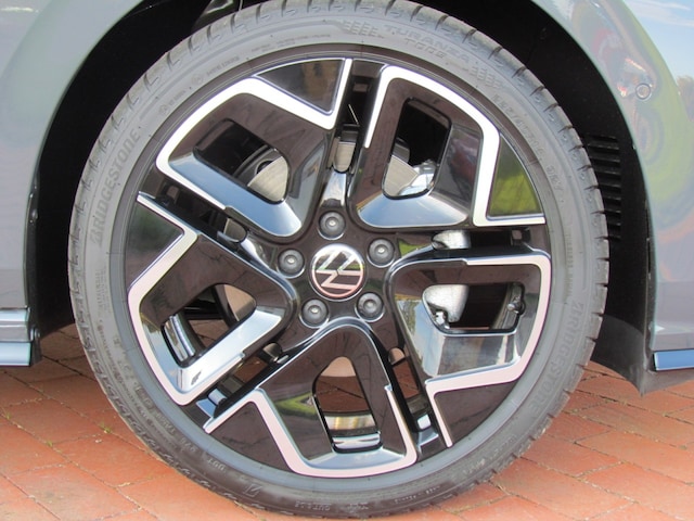 Volkswagen Golf 1.5 eTSI DSG Golf VIII R-Line