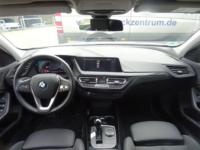 BMW 118 118i Sedan Sport Line