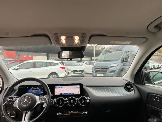 Mercedes-Benz GLA 180 *LED Navi Kamera Sitzh. DAB Leder*