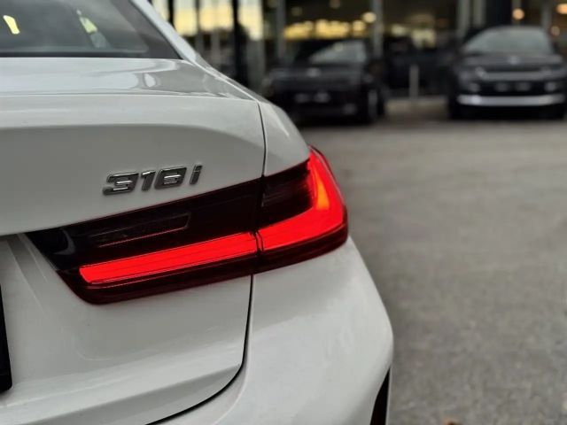 BMW 318 318i M-Sport Sedan