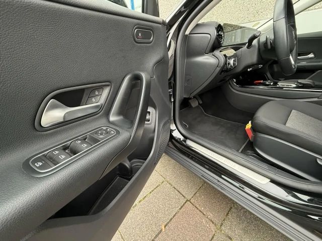 Mercedes-Benz A 180 A 180 d