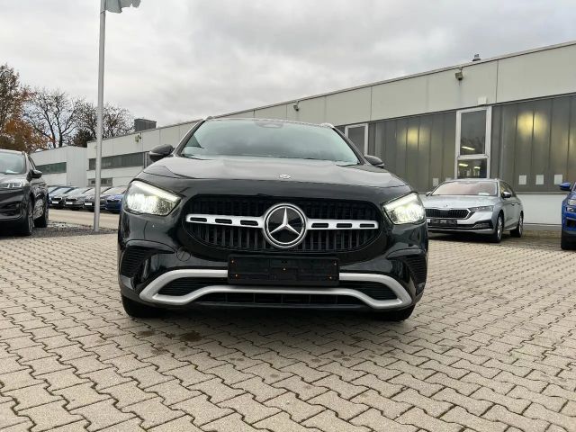 Mercedes-Benz GLA 180 *LED Navi Kamera Sitzh. DAB Leder*
