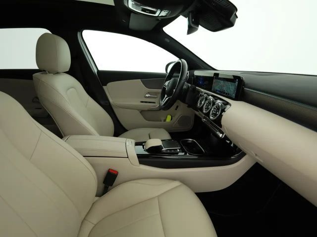 Mercedes-Benz A 250 A 250 e