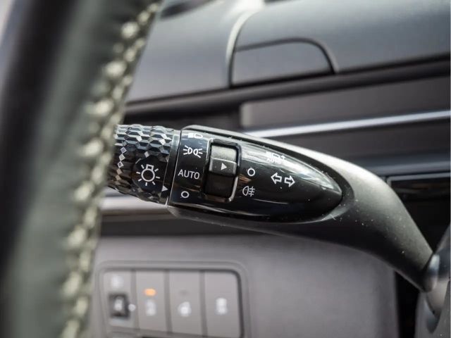 Hyundai Staria Signature