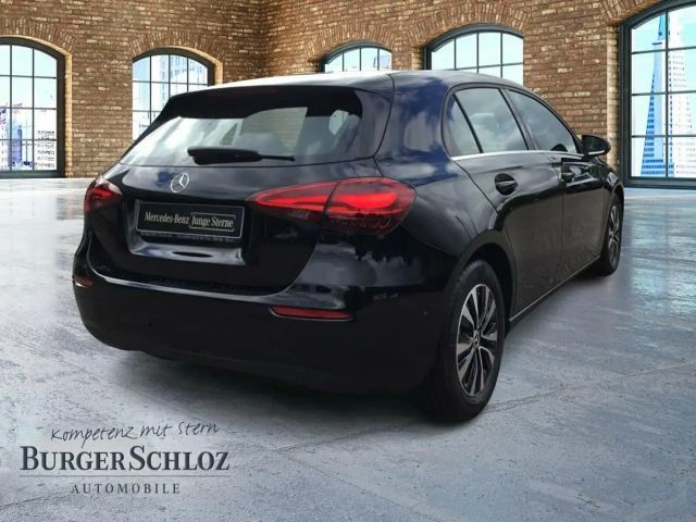 Mercedes-Benz A 180 KAM PDC SpurH Navi AUT LM KlimaA FLA LED