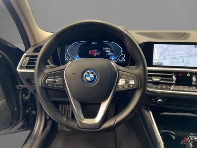BMW 330 330e Sedan
