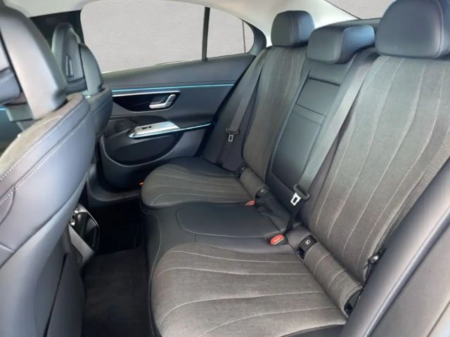 Mercedes-Benz E 200 Sedan