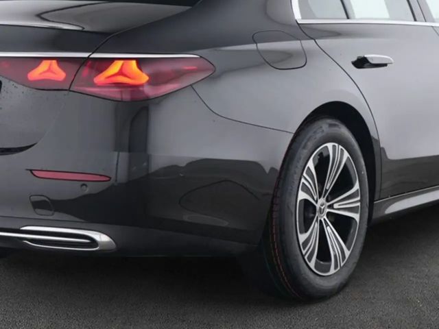 Mercedes-Benz E 200 Sedan