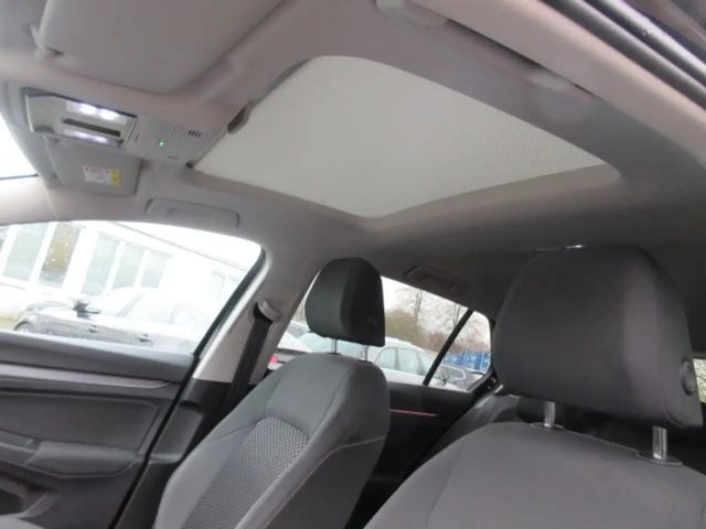 Volkswagen Golf 1.5 eTSI DSG IQ.Drive