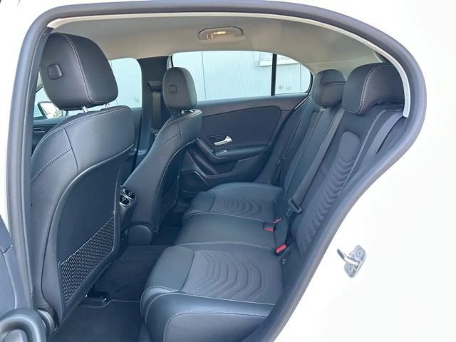 Mercedes-Benz A 180 MBUX+Wide+AHK+Cam+Navi+AUT+SHZ