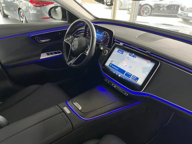 Mercedes-Benz E 200 AVANTGARDE Sedan