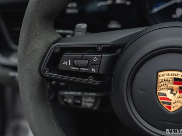 Porsche 992 4 Cabrio GTS Targa