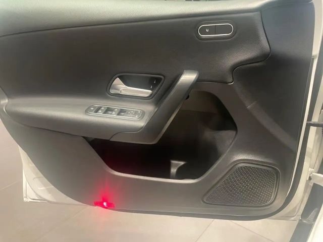 Mercedes-Benz A 200 AMBUX+CARPLAY+LED+SHZ+PDC