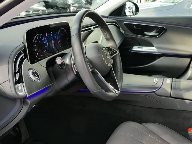 Mercedes-Benz E 200 AVANTGARDE Sedan