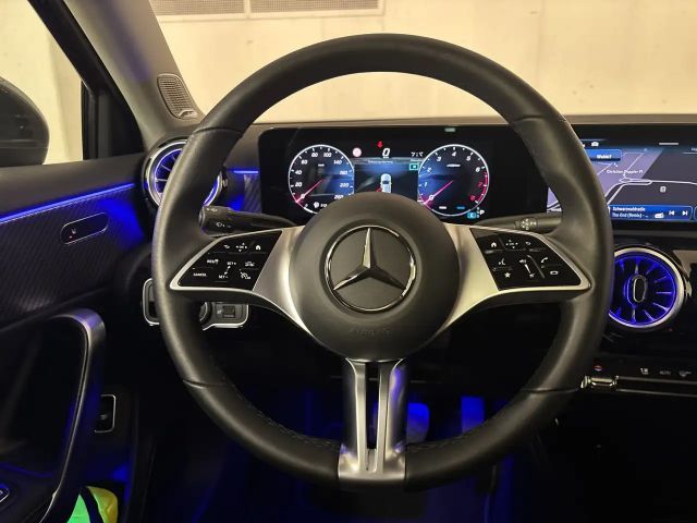 Mercedes-Benz A 180 Limousine PTS Cam Navi Wide AHK LED SHZ