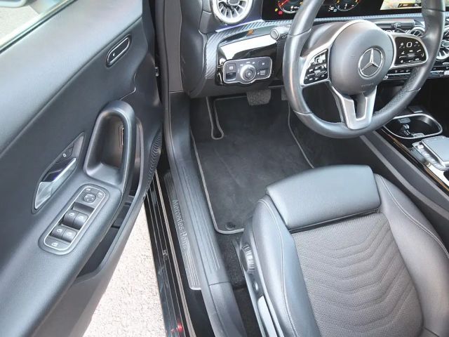 Mercedes-Benz A 180 A 180 d
