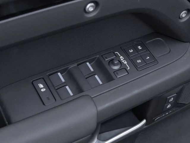 Land Rover Defender 110 D250 Dynamic SE