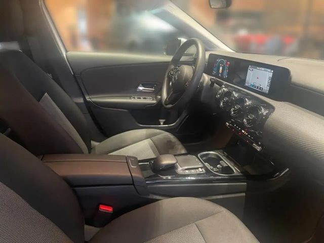 Mercedes-Benz A 200 AMBUX+CARPLAY+LED+SHZ+PDC