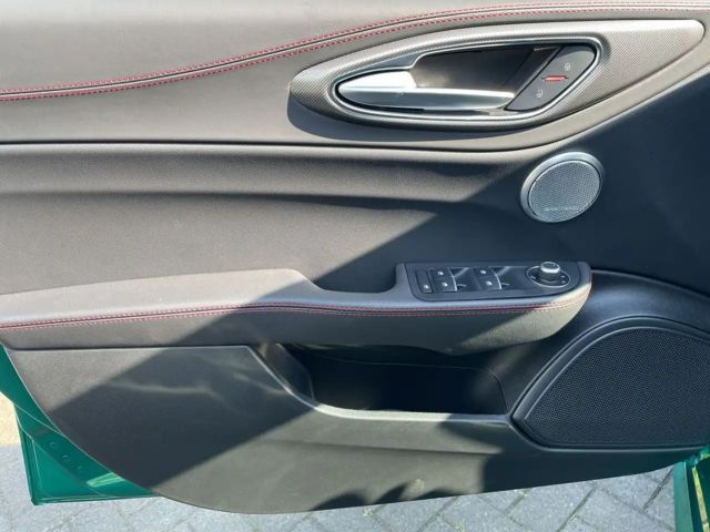 Alfa Romeo Giulia AT8 Q4 Turbo