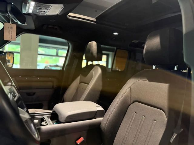 Land Rover Defender 110 Black Pack