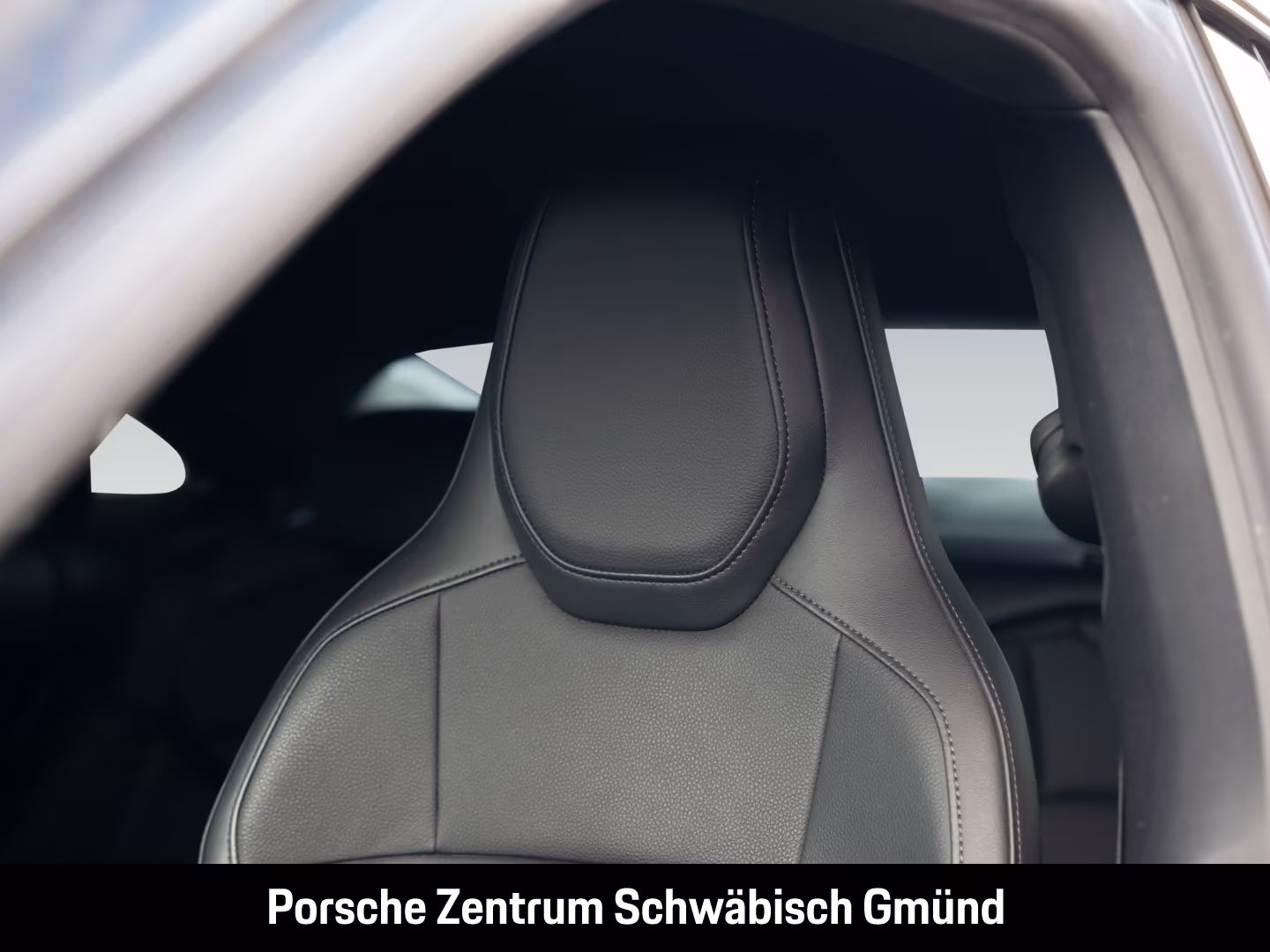 Porsche Taycan Basis Surround-View Luftfederung 21-Zoll