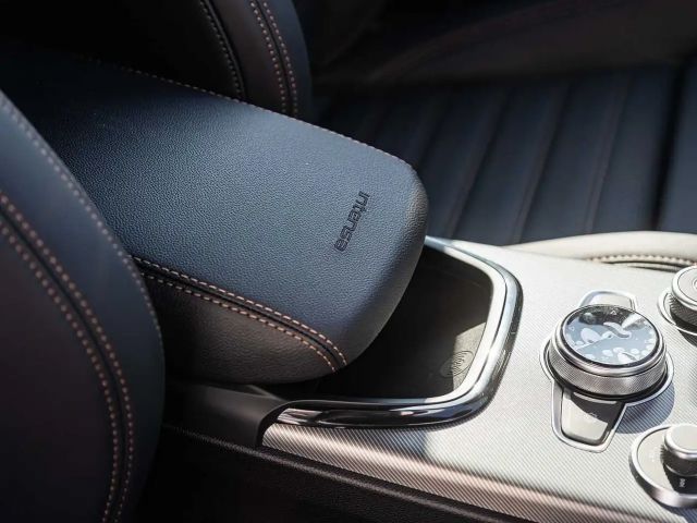 Alfa Romeo Stelvio AT8 Q4 Turbo