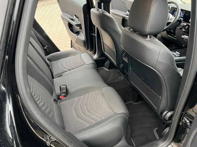 Mercedes-Benz GLA 180 *LED Navi Kamera Sitzh. DAB Leder*