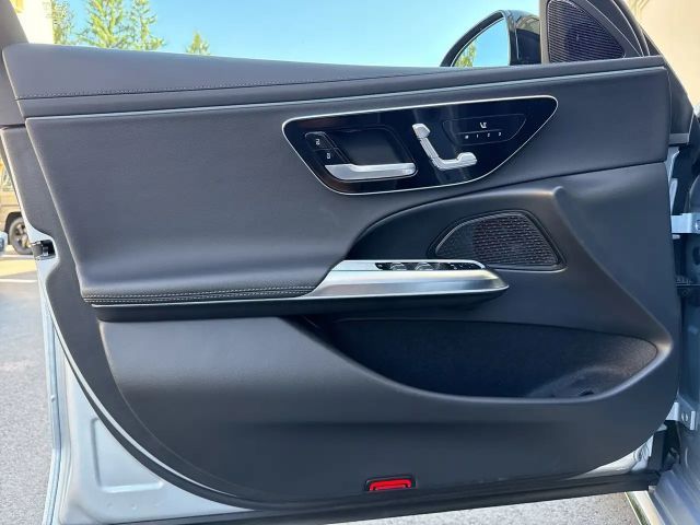 Mercedes-Benz E 200 4MATIC Sedan