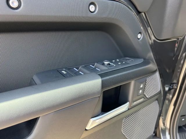 Land Rover Defender 110
