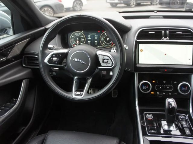 Jaguar XE AWD R-Dynamic SE