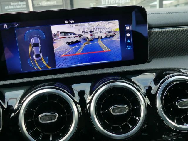 Mercedes-Benz CLA 180 Progressive Sedan