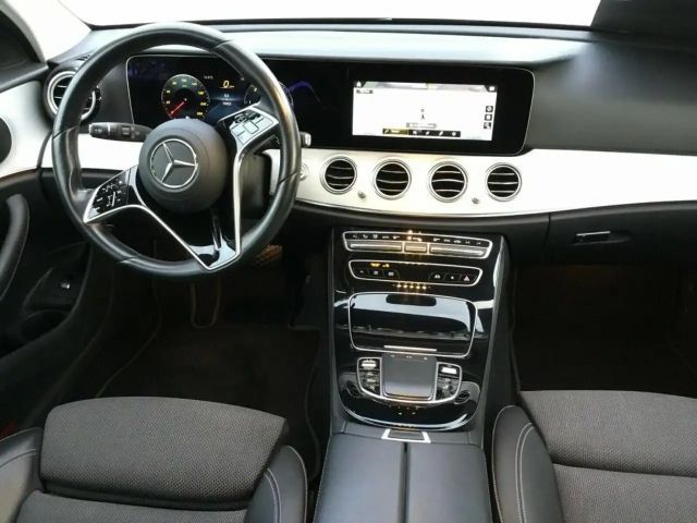 Mercedes-Benz E 220 AVANTGARDE E 220 d Estate
