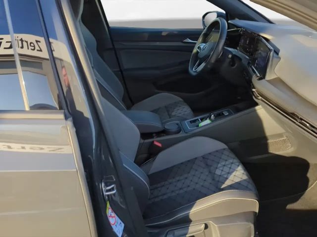 Volkswagen Golf 1.5 eTSI Golf VIII Plus R-Line