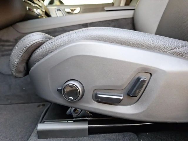 Volvo XC60 AWD Dark Plus T6