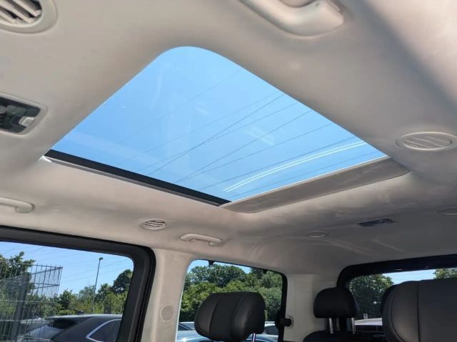 Hyundai Staria Signature